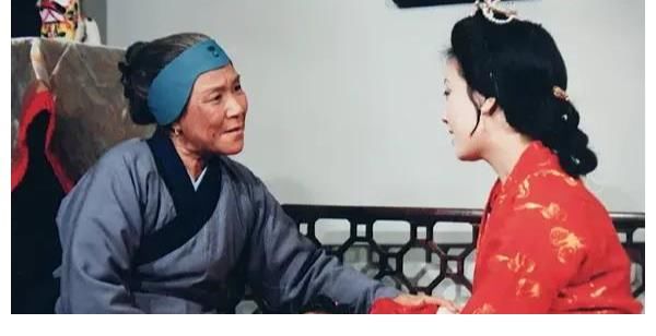 王夫人|《红楼梦中》面对贫困的刘姥姥，贾母只送几件旧衣裳，为何王夫人却豪掷100两？