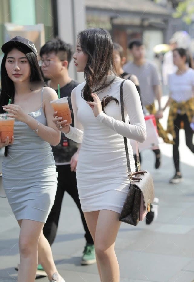 连衣短裙 夏季穿白色系连衣短裙显得干净利索，妹妹的五官给人清纯的气质