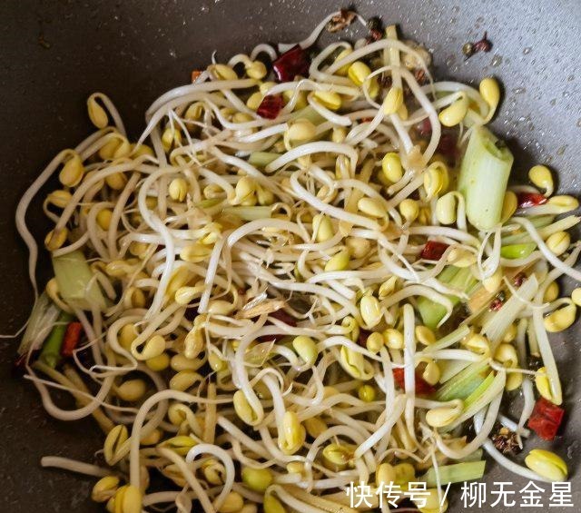 芹菜|芹菜肉丝蒸卤面,肉丝香嫩,芹菜色泽漂亮!