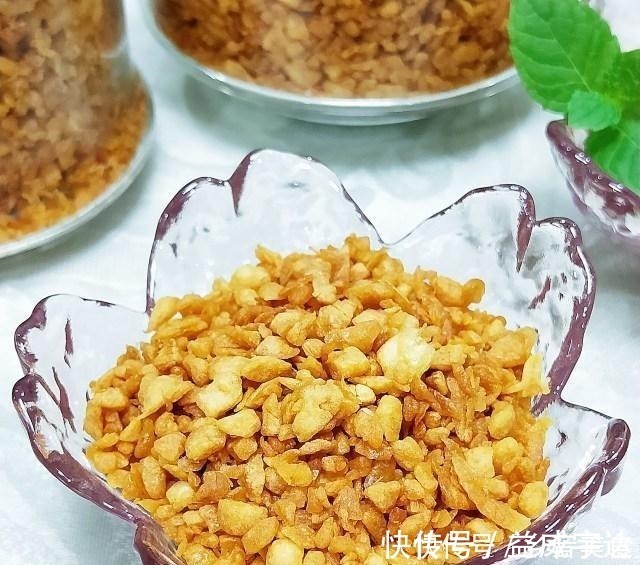 蒜米|酥炸金蒜蓉,家里常备着,入菜、拌面、煮汤全靠它!