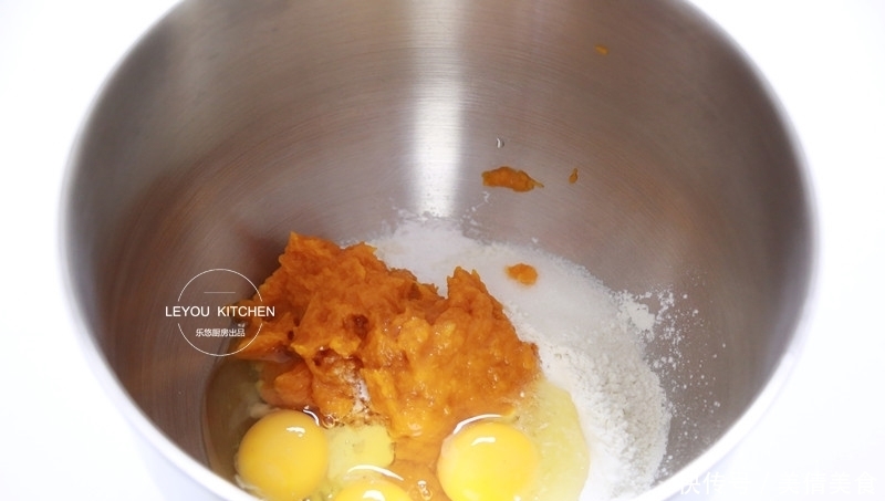 南瓜花样吃法,用平底锅做成点心,又甜又软,外面卖十几块钱一个