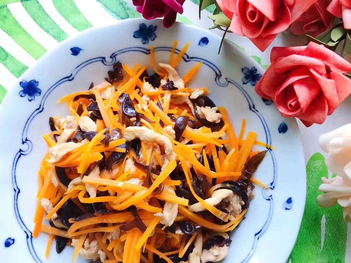 家常小炒胡萝卜木耳炒鸡丝,10分钟就做好,简单快手,鲜美可口