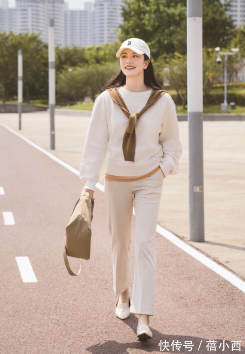 牛仔裤 卫衣才是春季的搭配王者,配裤子、裙子都超美,轻松远离老土感