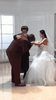 |搞笑GIF:为了宝宝健康的成长,这也是花费很大