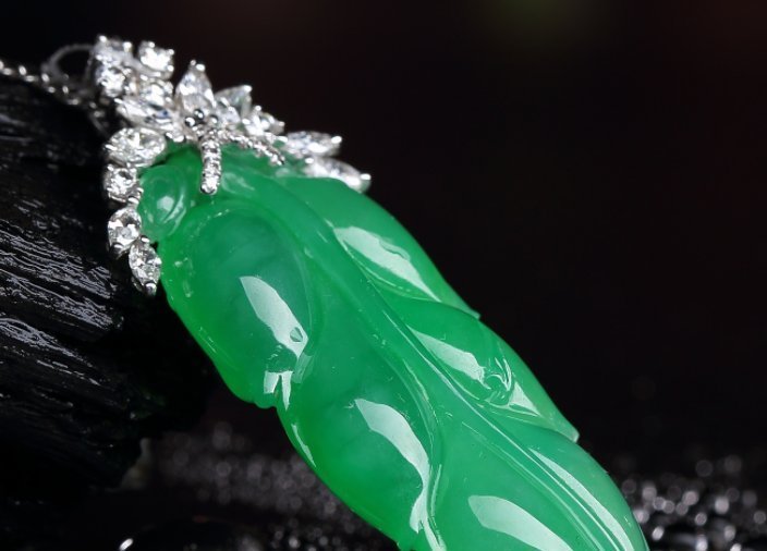 竟然|为什么越贵的翡翠越要用黑色挂绳,而遇到白绳就绕道里面学问竟然