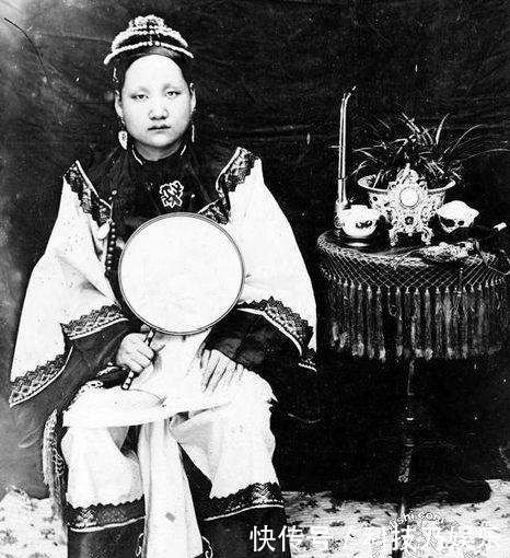 妇女|晚清妇女老照片:图二是裹脚的大户人家,最后一张美的不可方物!