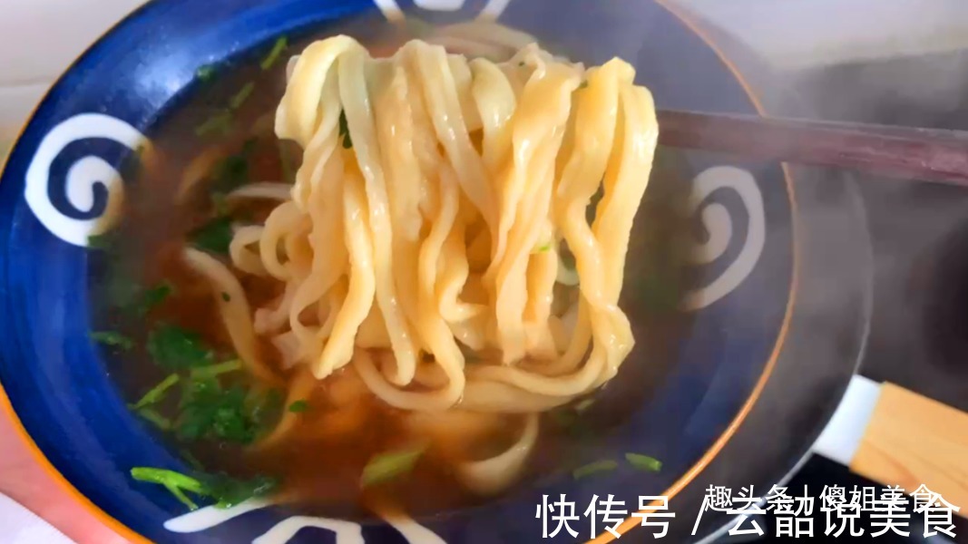 天热就想吃面条，教你面条新做法，好吃解馋，比吃红烧肉还香！