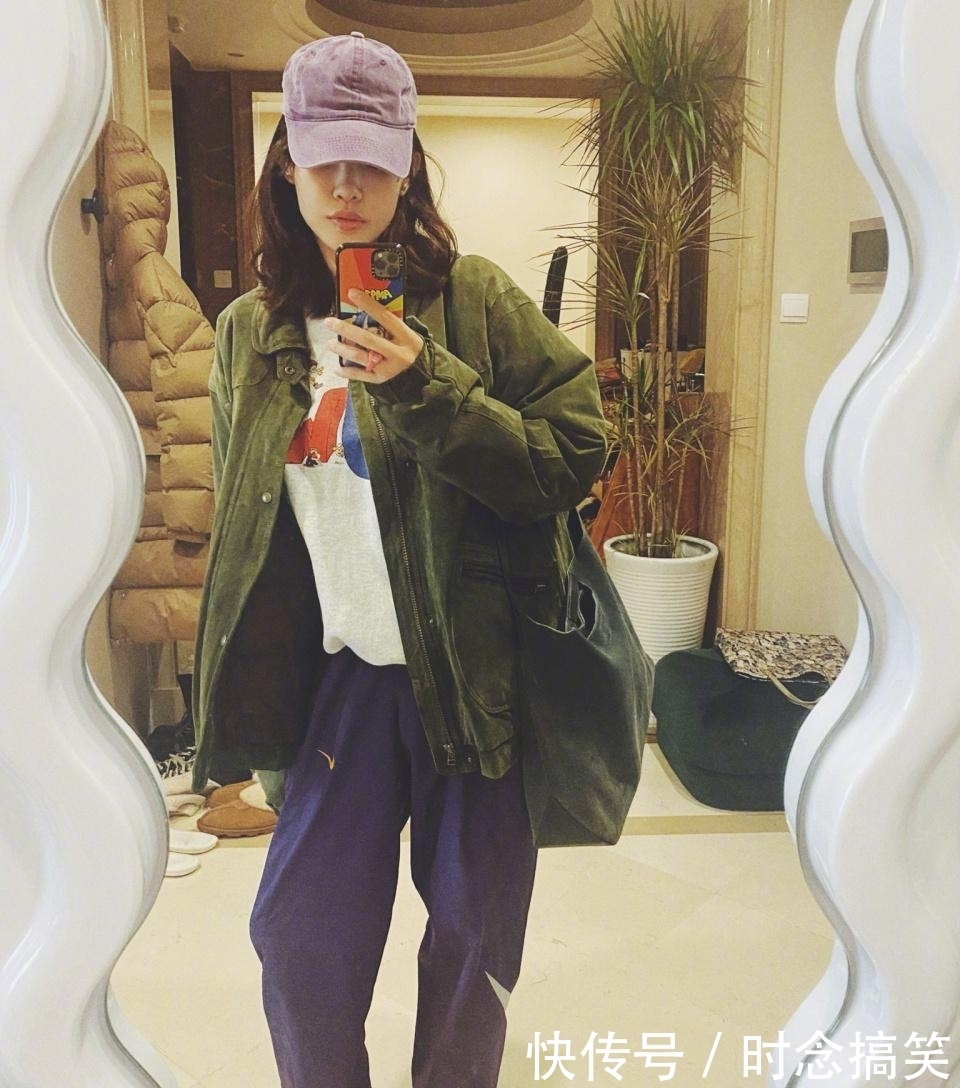 白百合示范早春穿搭!卫衣+休闲裤学着这样穿,时髦减龄又舒适