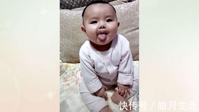 猫爸|宝宝坐在沙发上,伸舌头逗妈妈,网友:五个月就会坐了?