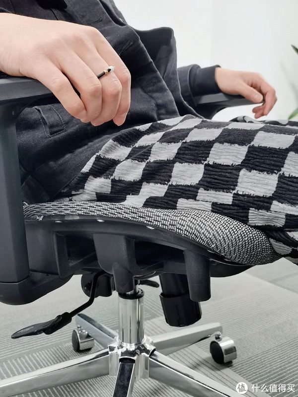 人体工学|300元的人体工学椅真的好用吗?每个人都需要?
