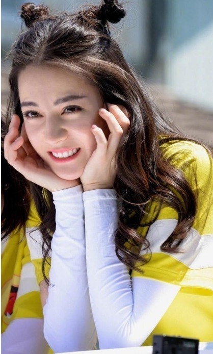 皮肤|天生“桃花脸”的女人,面部都有4个特征,让异性走路都“撞墙”