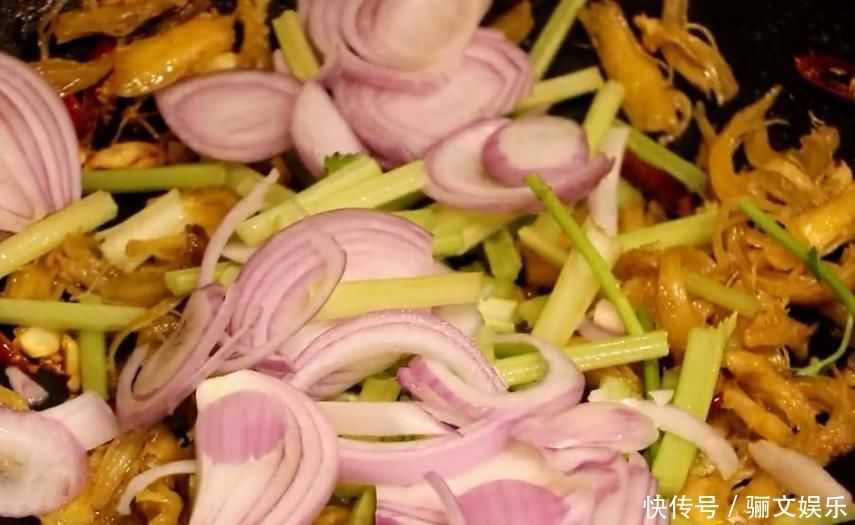 经典家常菜“干煸鸡胸”,做法简单,香辣美味,开胃又下饭