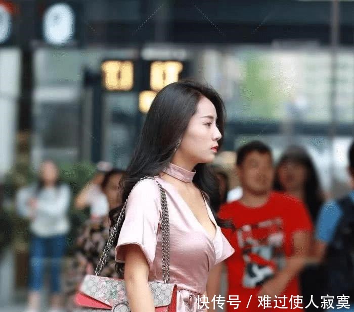 街拍追求时尚的正确做法,不是素面朝天,也不是浓妆艳抹!