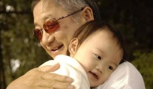 孩子|1岁儿子只喝奶奶冲的奶粉,妈妈觉得不对劲,尝了一口后无奈叹气