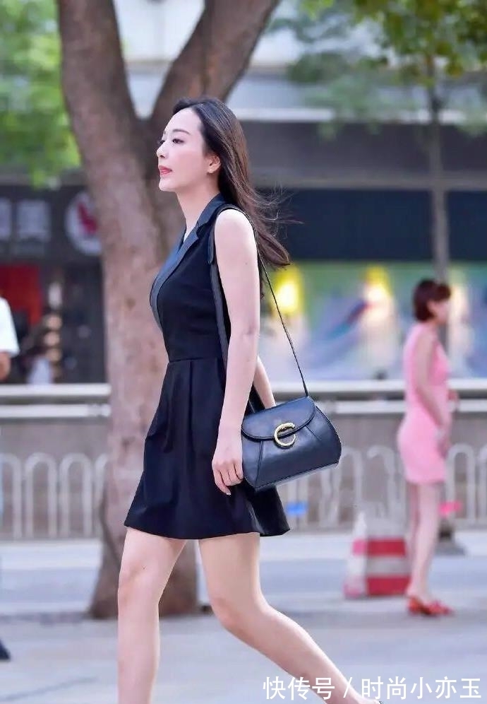 穿搭 谁还穿百褶裙?今夏流行“淑女裙+奶奶鞋”,谁穿谁好看!