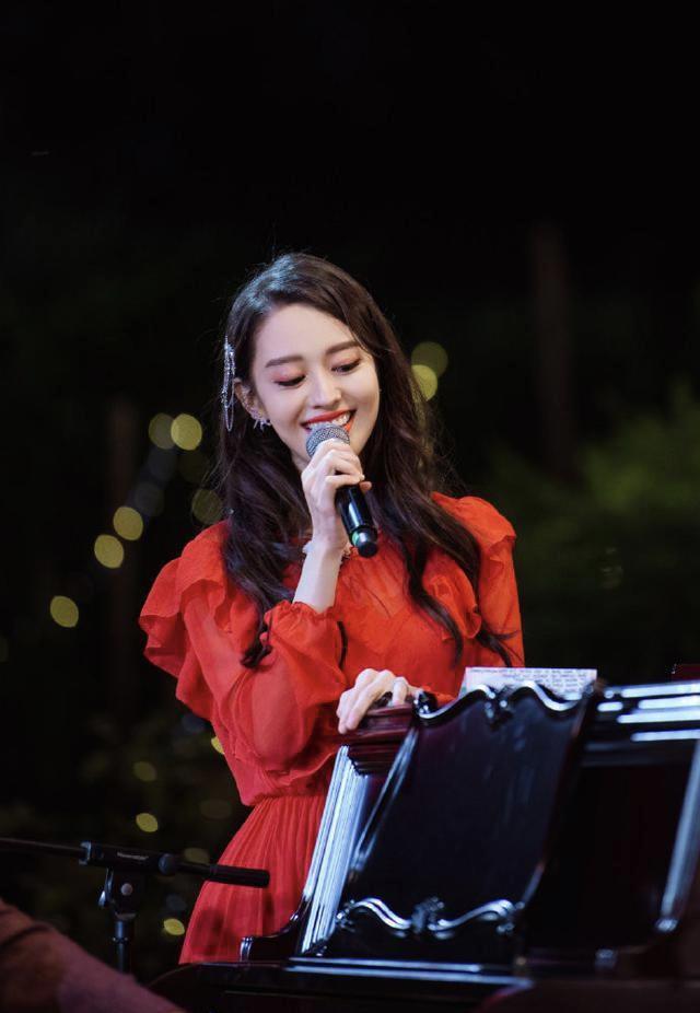 吉娜的“空竹腰”不见了,穿红色荷叶边长裙高级优雅,仍有贵妇范