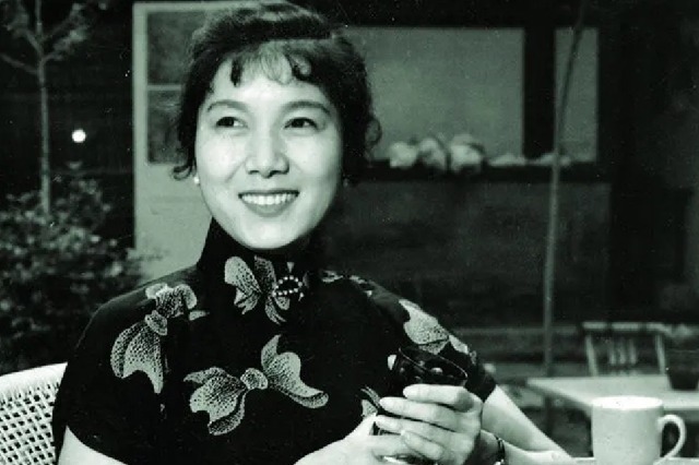 齐白石大师&齐白石盯着新凤霞目不转睛,旁人提醒,齐白石怒怼:我偏要看