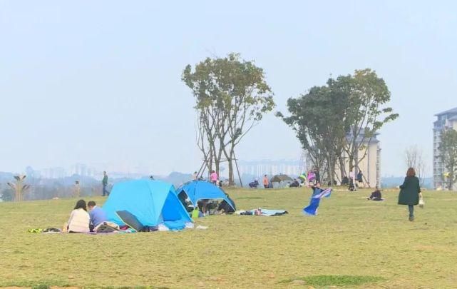 峨秀湖还山小镇：天蓝草碧春意浓 踏春郊游正当时