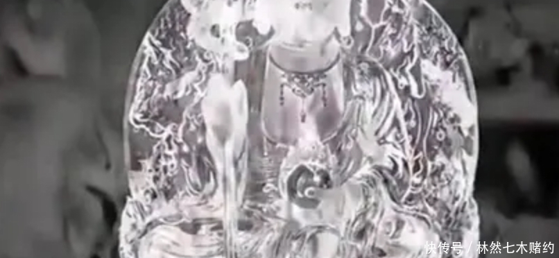 女子拿家中的菩萨去鉴宝,专家关灯后用光一照,直言:不用鉴定了