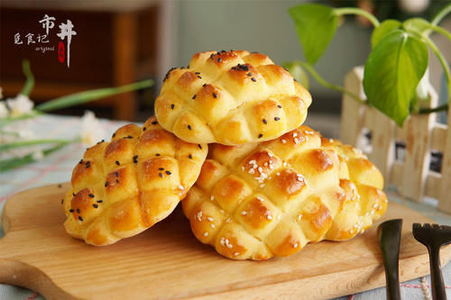 把玉米面倒进煮开的牛奶中,粗粮细作变“奶包”,真是越嚼越香