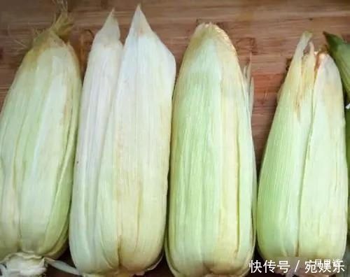 玉米不要再用清水煮了,加以下2种料,煮出来的玉米软糯又香甜