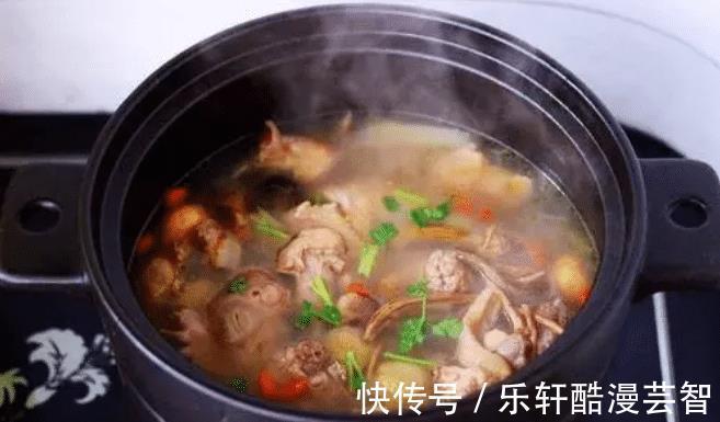 炖鸡汤|秋天多喝汤，炖鸡汤时记住“2窍门”，鸡汤清亮不黑，鲜香味美