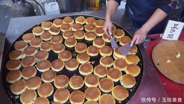农村|农村夫妇庙会上卖这种饼,十块钱六个,一天做上千个不够卖