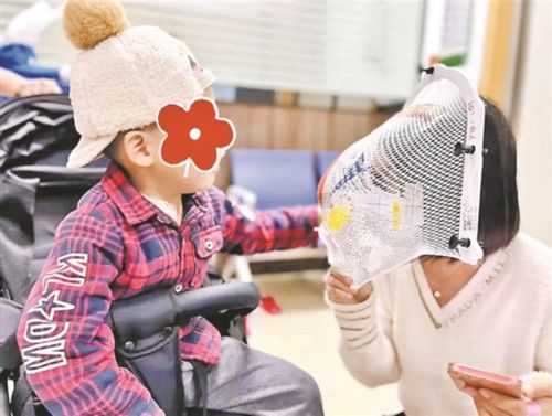 医生手绘奥特曼放疗面罩 陪5岁男童打败癌症“怪兽”