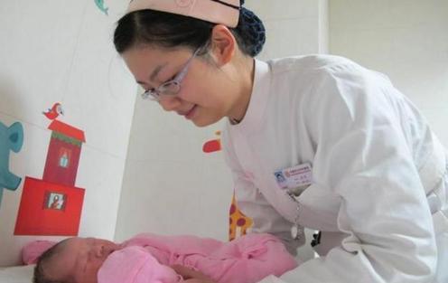 嫌弃|“黑脸宝宝”走红,出生后被全家嫌弃太丑,2个月后却逆袭成“团宠”