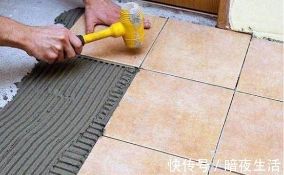瓷砖|为何大家都不用水泥贴瓷砖了现在聪明人都这样做,省钱又方便
