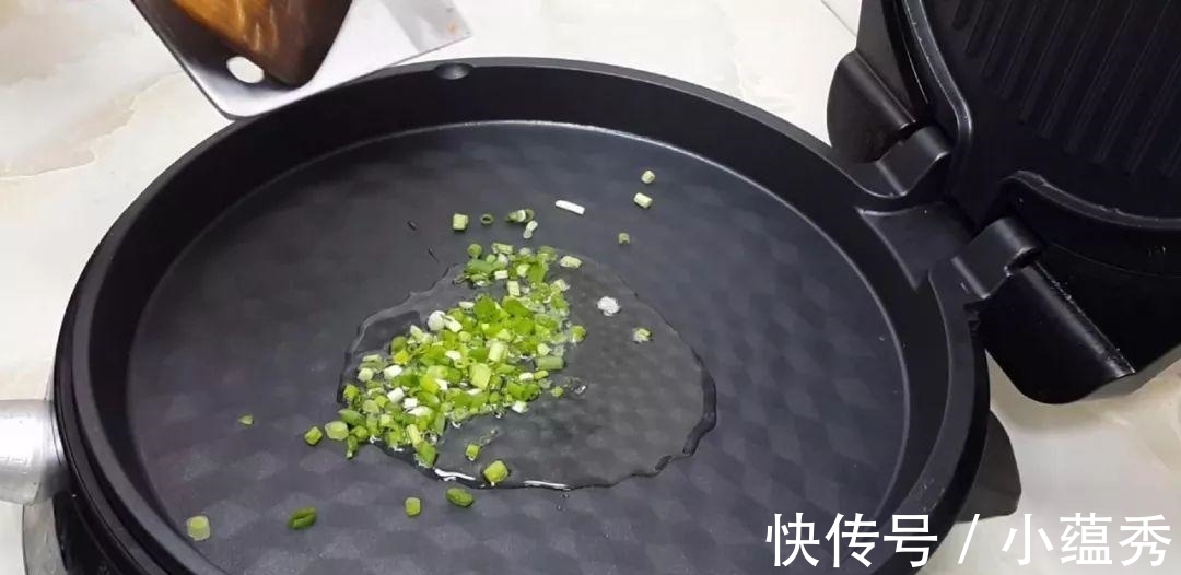 做法|土豆全新做法, 筷子一搅, 做出最好吃的土豆饼, 让你看着就超香吃