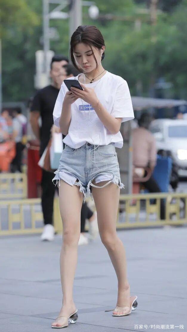 “短裤T恤”过时了切忌以偏概全,换一种风格尽显女人味!