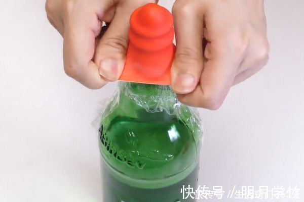 橡胶手套破了也别扔，剪一刀套在啤酒瓶上，解决了很多人的烦恼！