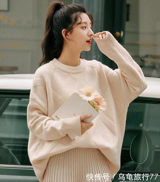 毛衫 毛衣下面别配裤子了,今年流行“毛衣+半身裙”,温柔有女人味!