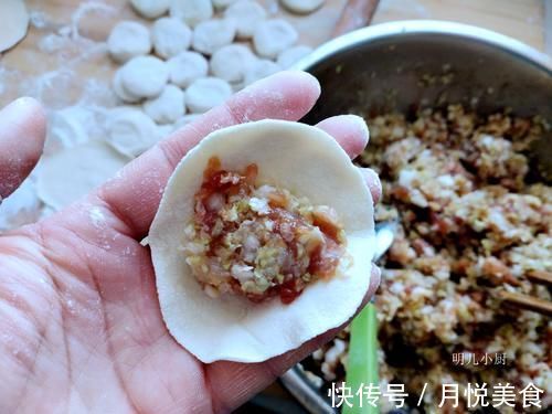 冬天吃饺子，这馅最经典，皮薄馅大汤汁四溢，咬一口鲜香美味