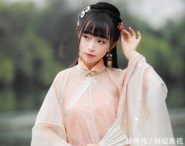 小说里|穿书:强推《反派团宠是崽崽》她是建国后唯一一只成精的熊猫崽崽