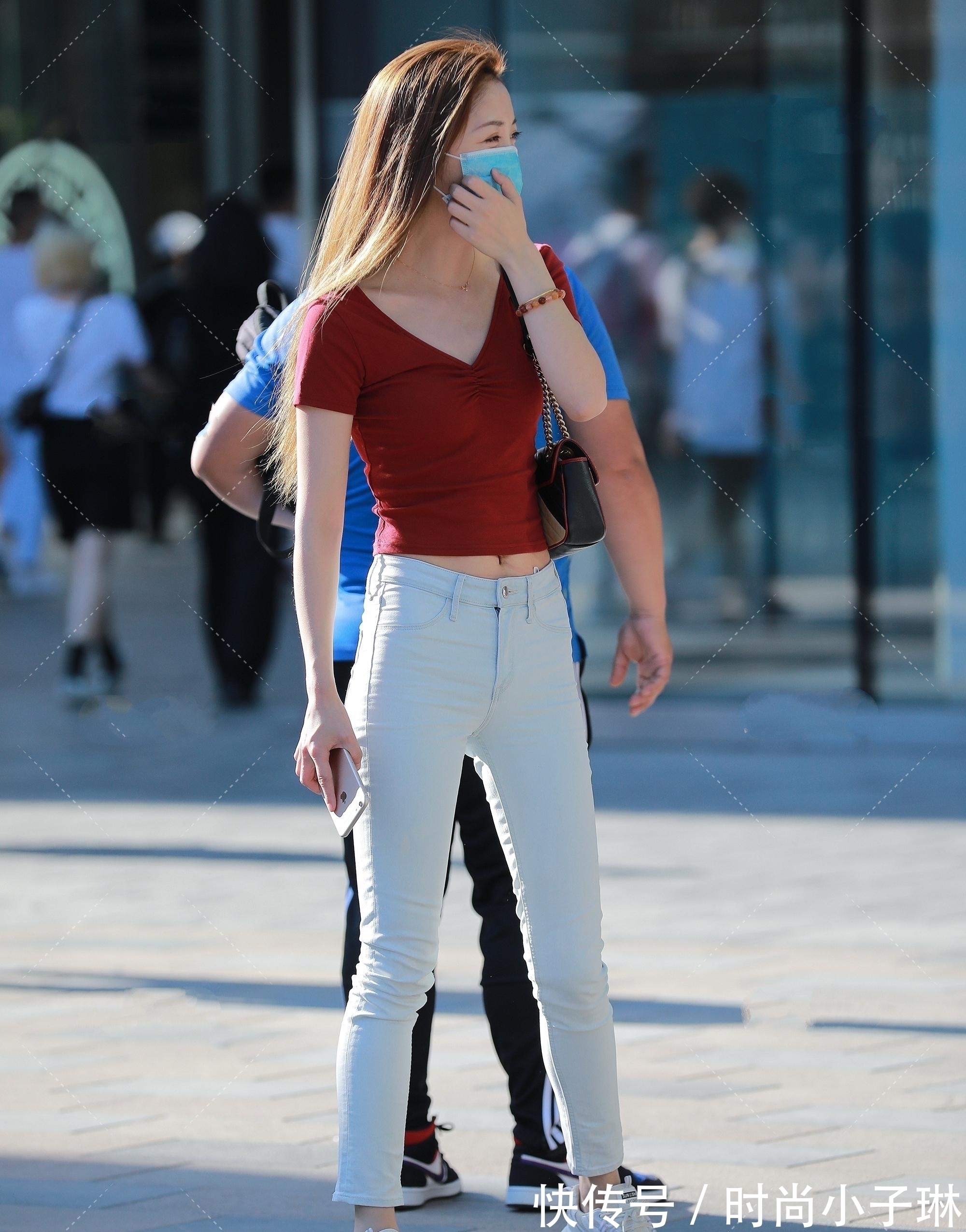 小白鞋 红色V领修身T恤搭配浅色牛仔裤,适合身材高挑的女性