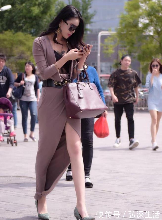 休闲裤|街拍:魅力十足的美女,休闲裤搭配T恤,清爽又显青春活力