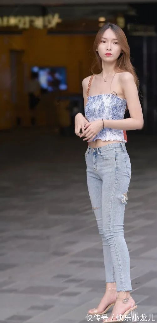 女神 灰色紧身牛仔裤配中分长发,真正的青花瓷女神,优雅又高级