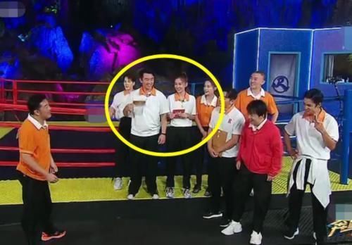 嘉宾 她才是《跑男》最得宠的女嘉宾,被王嘉尔主动牵手,还“揽在”怀里