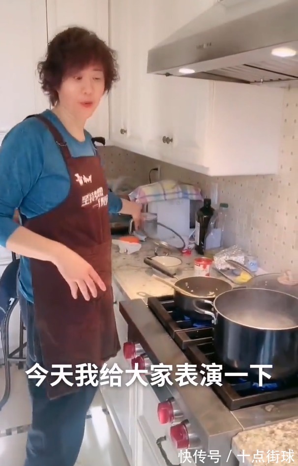 黑醋|郎平晒度假生活:换了新发型在家为女儿做西餐,还登上了美国春晚