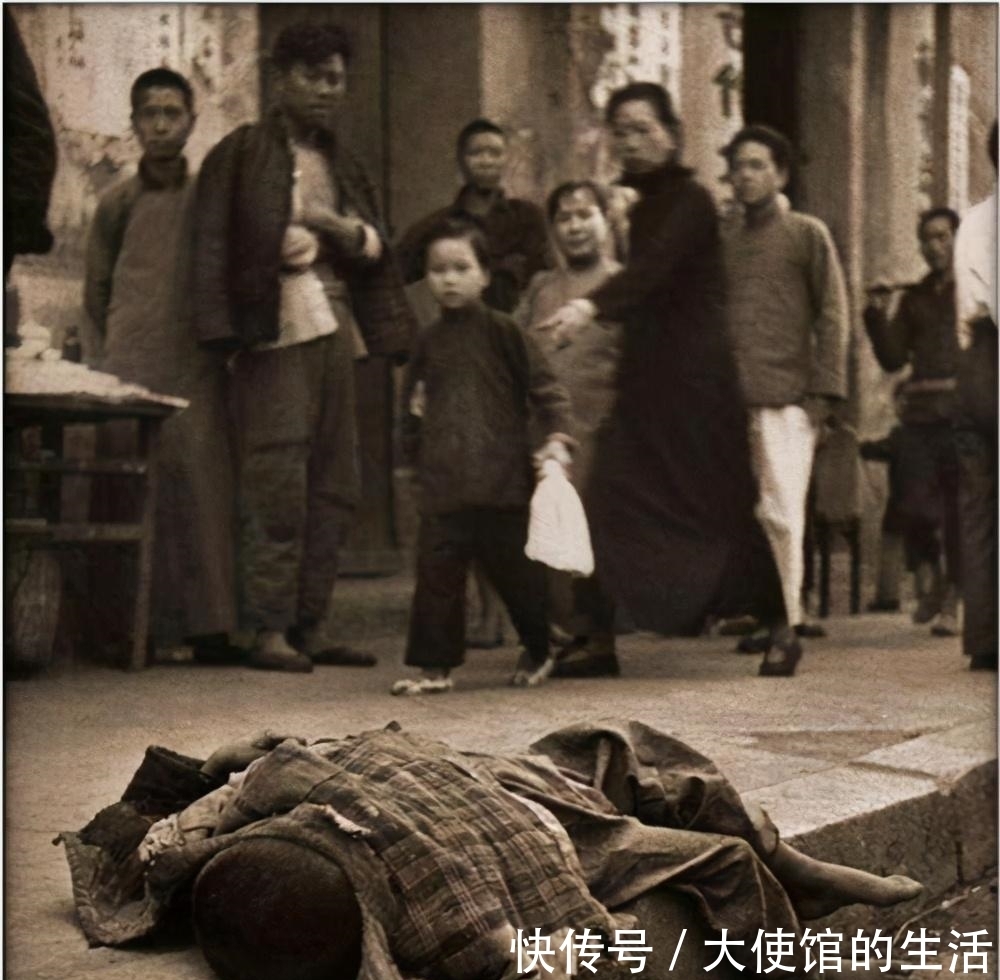 心疼|光绪年间老照片：小孩饿死街头，女子“三寸金莲”看着心疼