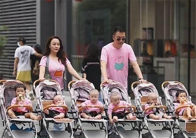 多胞胎|头胎双胞胎女儿,二胎四胞胎儿子,小两口带6个娃逛街太拉风