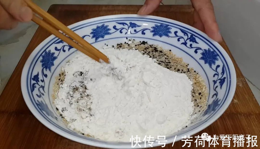 黑芝麻|芝麻饼干新做法,锅里一烙,松软香甜不加油,没烤箱也能一次成功