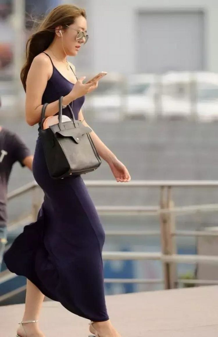 街拍|街拍:大红色上衣搭配阔腿牛仔裤,清爽又活力