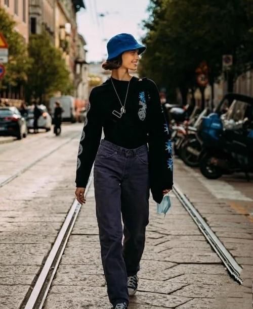 早春不建议单穿卫衣，换个穿法会更美更时髦，值得借鉴