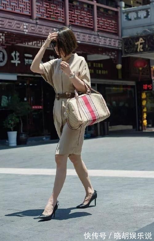 轻熟|美女脚上搭配一双尖头的高跟鞋，让她看上去既轻熟又充满着魅力