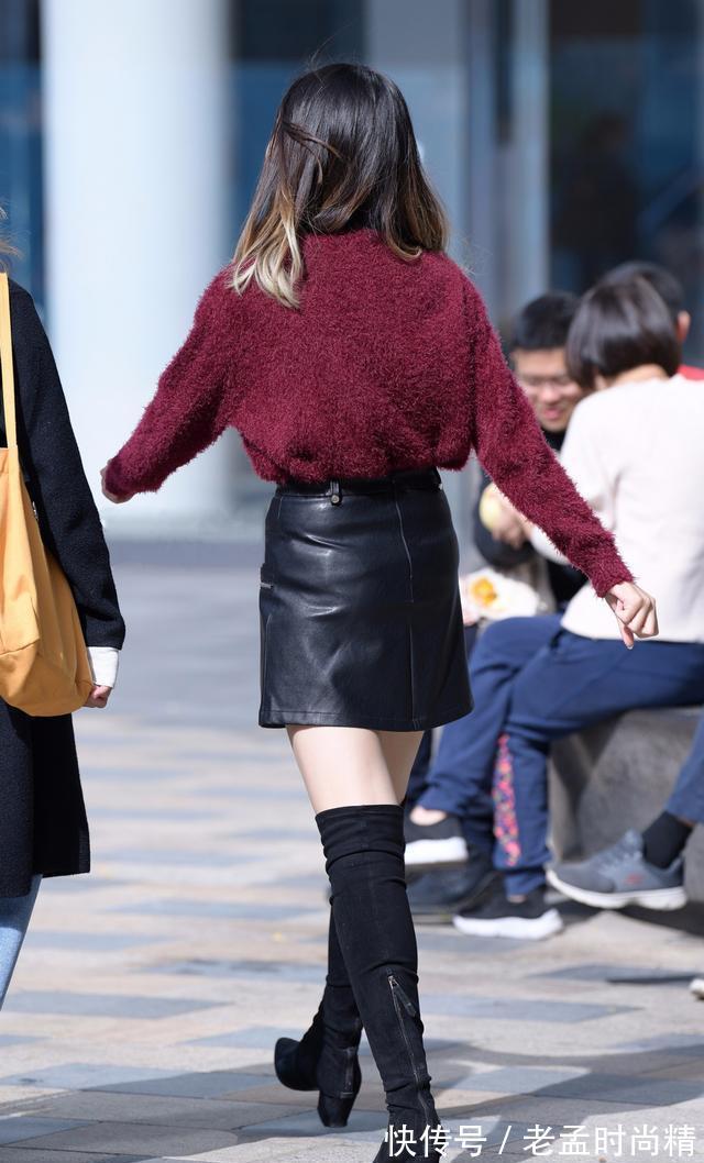 洋气|降温了,美女用红色毛衣搭配黑色皮裙,红黑撞色搭配时髦又洋气