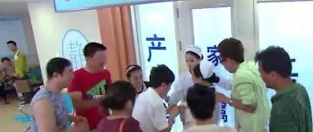 爸爸|22岁准妈妈生孩子,产房外却来了4个爸爸,网友眼泪都快哭干了