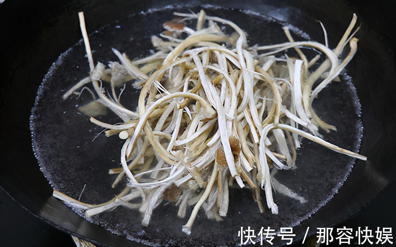 这道菜|家常菜茶树菇炒肉丝,肉丝鲜嫩,茶树菇干香,再挑食的孩子也爱吃